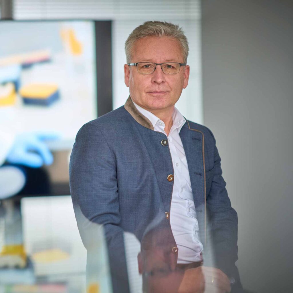 Prof. Oliver Keppler steht in seinem Büro am Gene Center Munich der LMU.